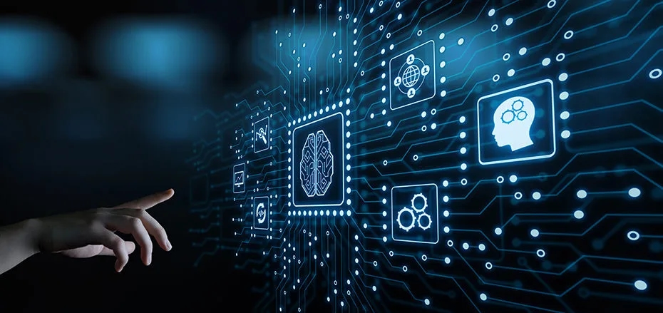 Рука тянется к монитору с цифровыми иконками